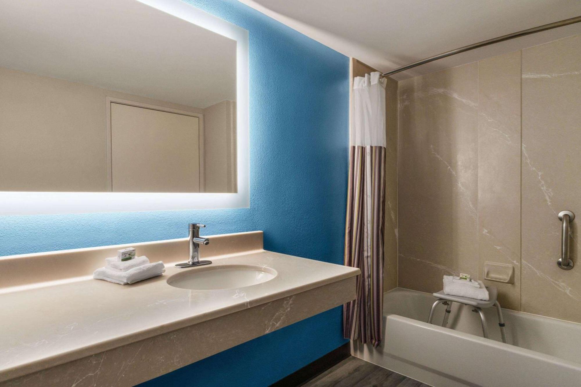 La Quinta By Wyndham Madison American Center Екстер'єр фото